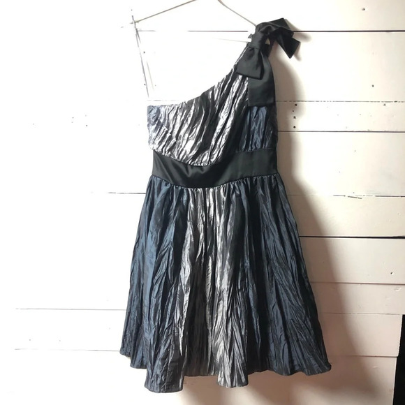 MAGGY LONDON Party dress one shoulder bow crinkle grey navy black evening midi - Picture 2 of 5
